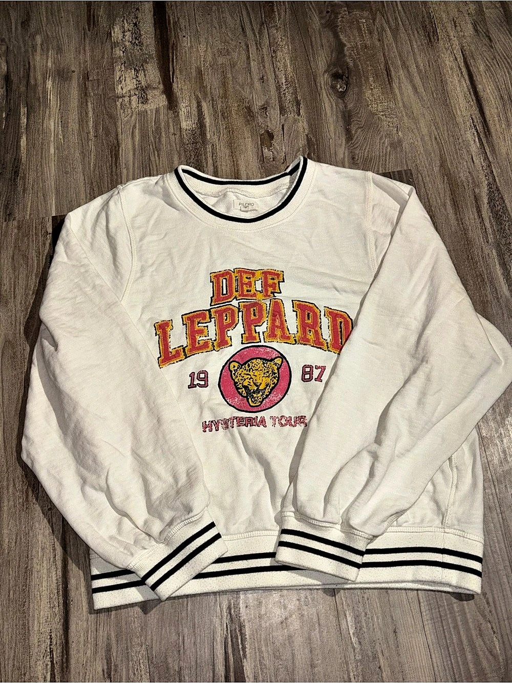 PILCRO Def Leppard Hysteria Tour Graphic Sweatshirt in White Size Medium